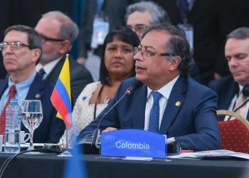 “¿Por qué tiene que haber golpes parlamentarios y violencia? ¿Por qué presidentes elegidos popularmente tienen que estar presos, cuando deberían estar en esta mesa?”, se preguntó este martes el Jefe de Estado, Gustavo Petro, en la Cumbre de la Celac.