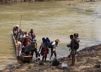 Personas refugiadas y migrantes llegando a la Estación Temporal de Recepción Migratoria de Lajas Blancas después haber cruzado el Darién en su camino hacia el norte en busca de protección y mejores oportunidades.

© ACNUR/Melissa Pinel